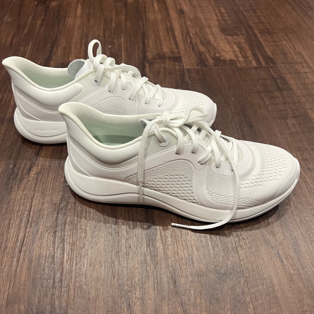 Lululemon white blissfeel shoes size 9!